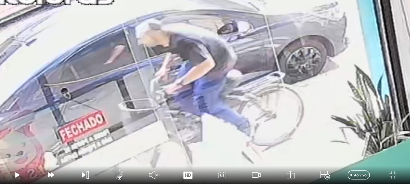 Autor fugindo de bicicleta após o crime, sem boné
