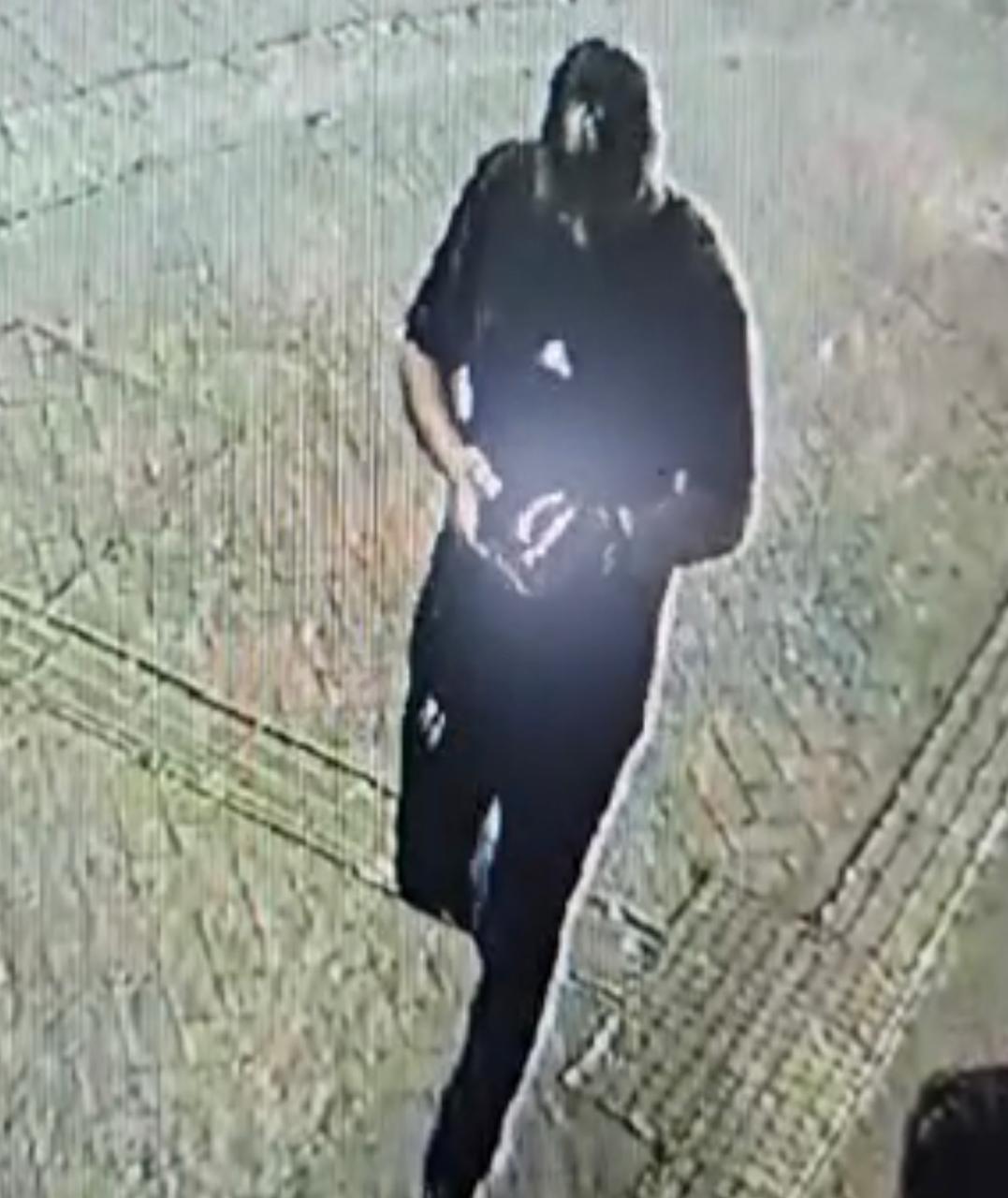 Autor vestido todo de preto — imagem de câmera de segurança